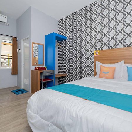 Sans Wm Hotel Blitar Esterno foto