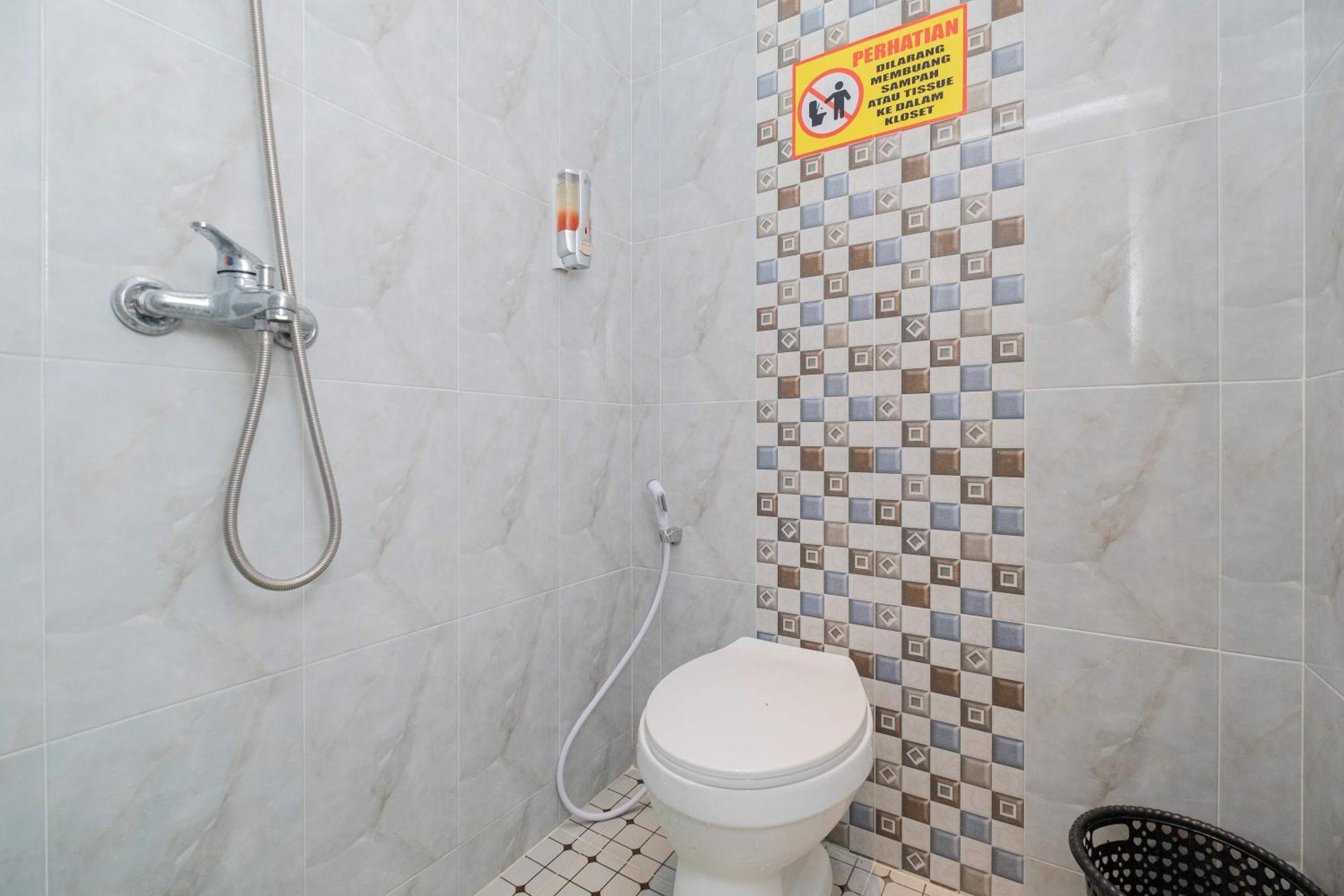 Sans Wm Hotel Blitar Esterno foto