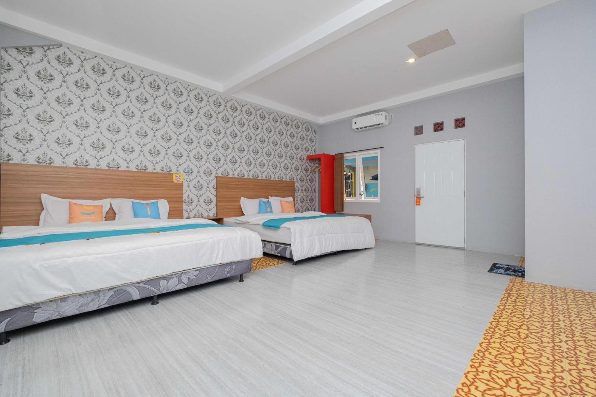 Sans Wm Hotel Blitar Esterno foto