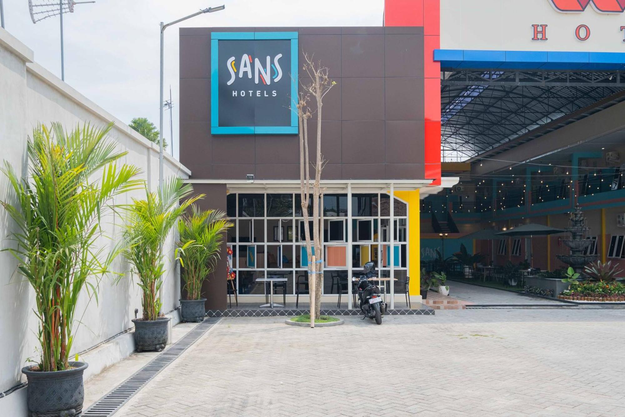 Sans Wm Hotel Blitar Esterno foto