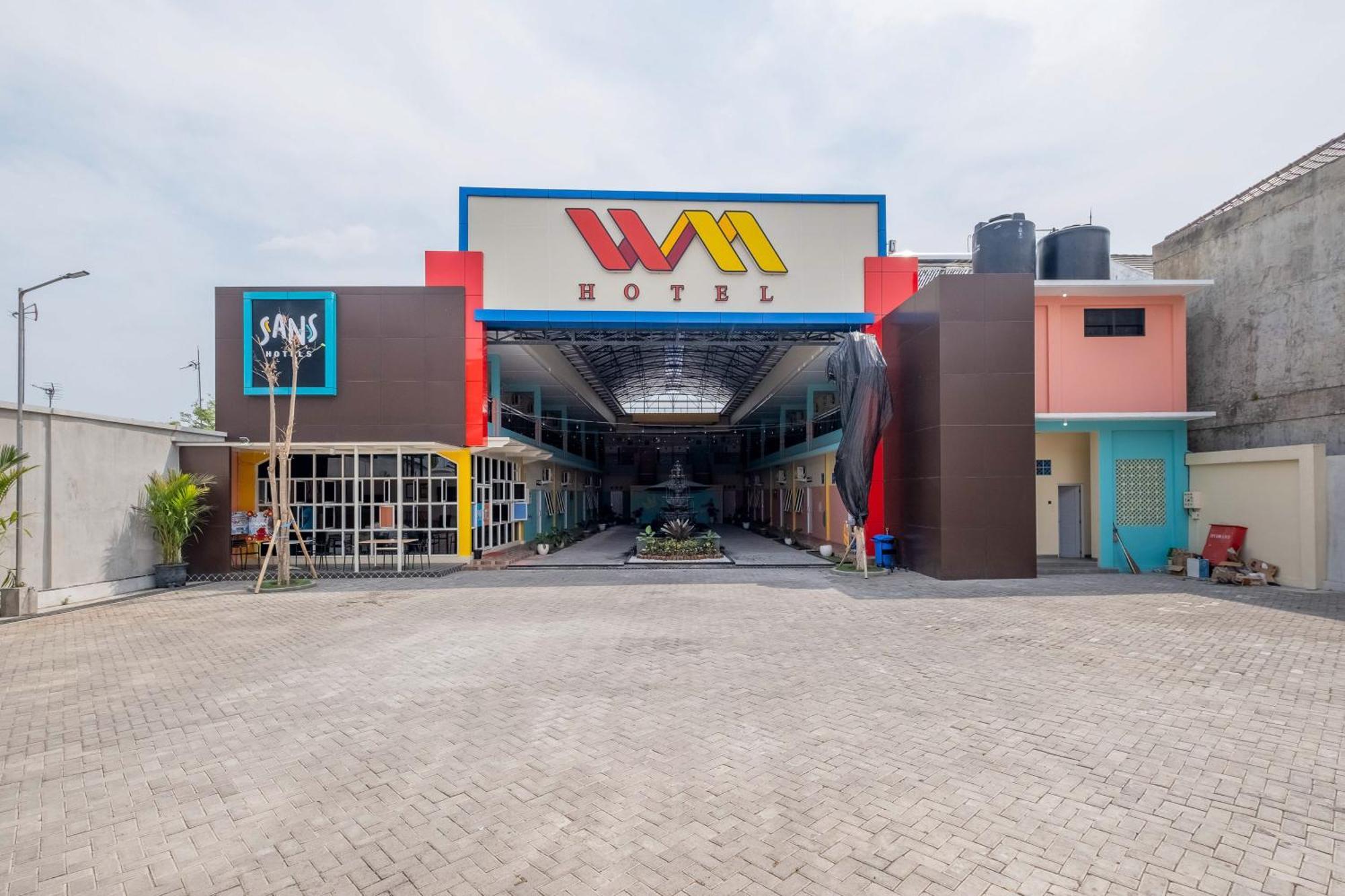 Sans Wm Hotel Blitar Esterno foto